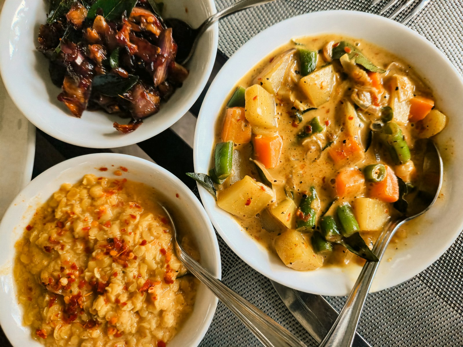 Assortiment de plats mauriciens — biryani, cari, dholl puri